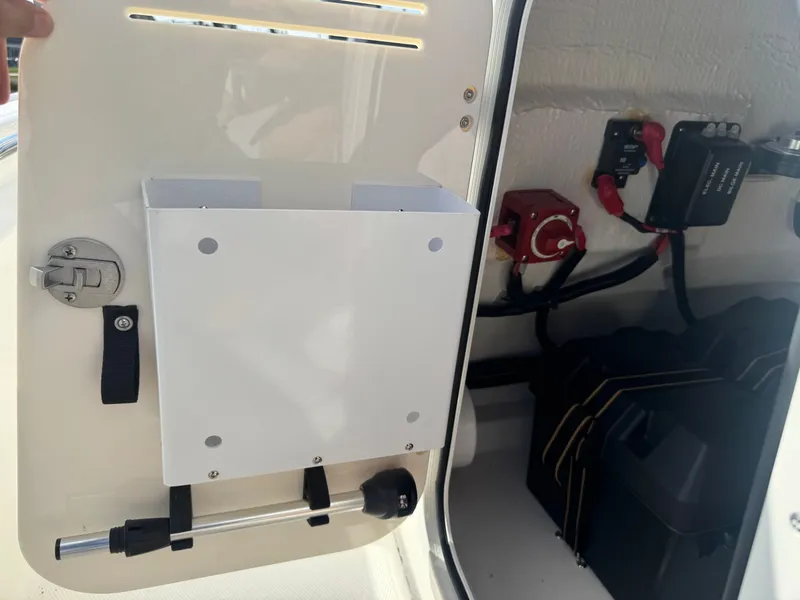 Slide: The Image of Boston Whaler 170 Montauk 2026 - 18