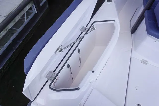 Slide: The Image of Axopar 29 Sun-top 2025 - 20