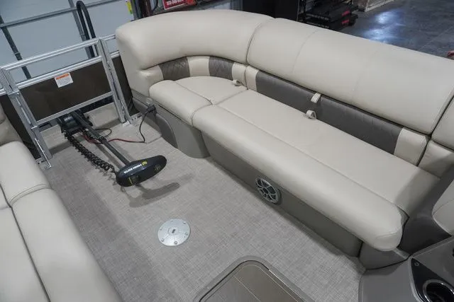 Slide: The Image of Sun Tracker SPORTFISH 22 XP3 FS PKG 2024 - 10