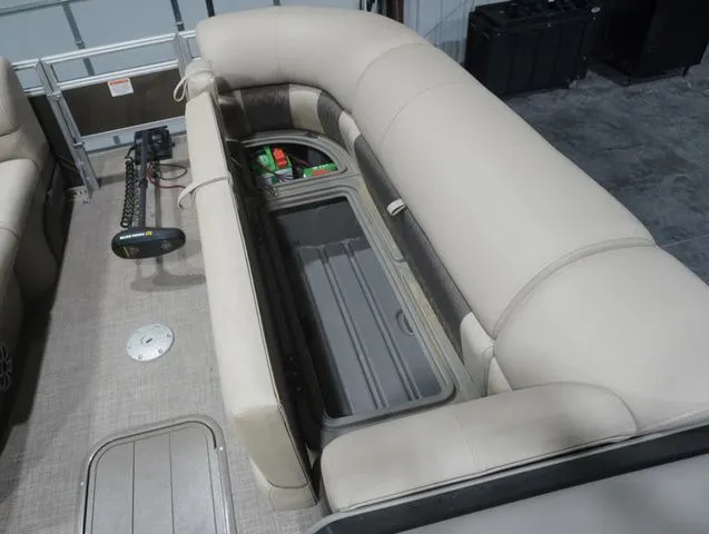 Slide: The Image of Sun Tracker SPORTFISH 22 XP3 FS PKG 2024 - 11