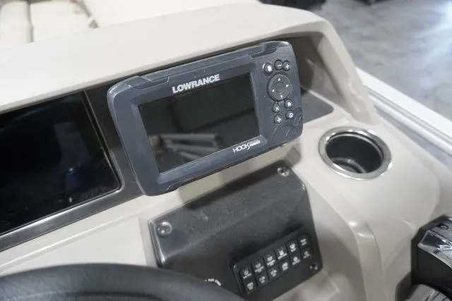 Slide: The Image of Sun Tracker SPORTFISH 22 XP3 FS PKG 2024 - 15