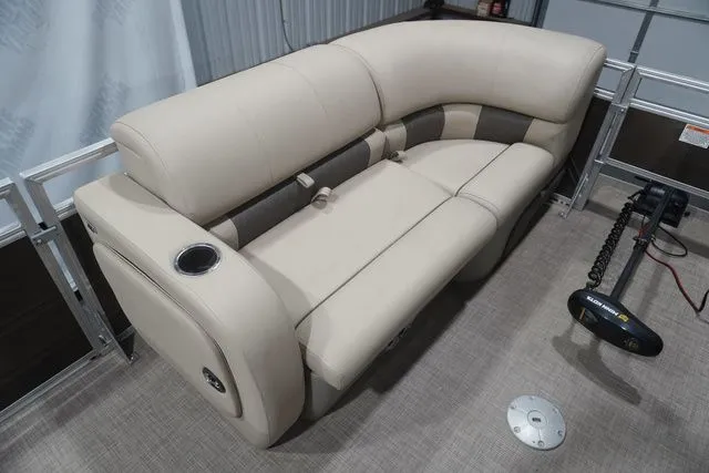 Slide: The Image of Sun Tracker SPORTFISH 22 XP3 FS PKG 2024 - 8