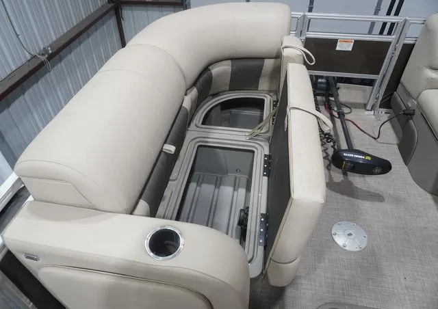 Slide: The Image of Sun Tracker SPORTFISH 22 XP3 FS PKG 2024 - 9