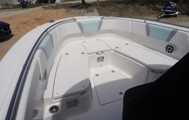 Slide: The Image of Robalo R272 Center Console 2022 - 12