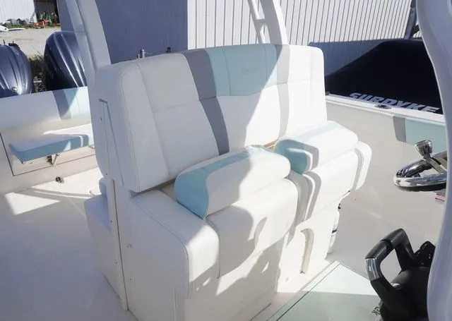 Slide: The Image of Robalo R272 Center Console 2022 - 14