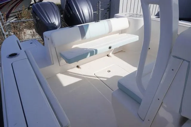 Slide: The Image of Robalo R272 Center Console 2022 - 15