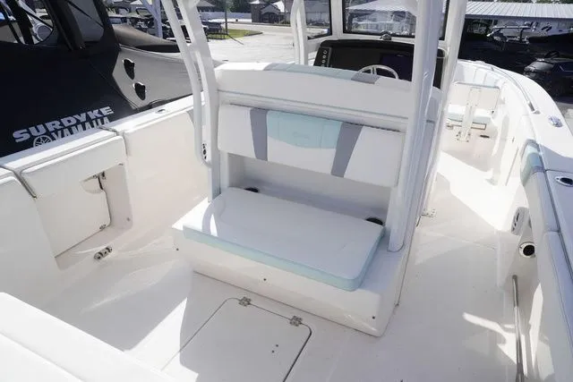Slide: The Image of Robalo R272 Center Console 2022 - 16