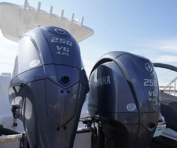 Slide: The Image of Robalo R272 Center Console 2022 - 17