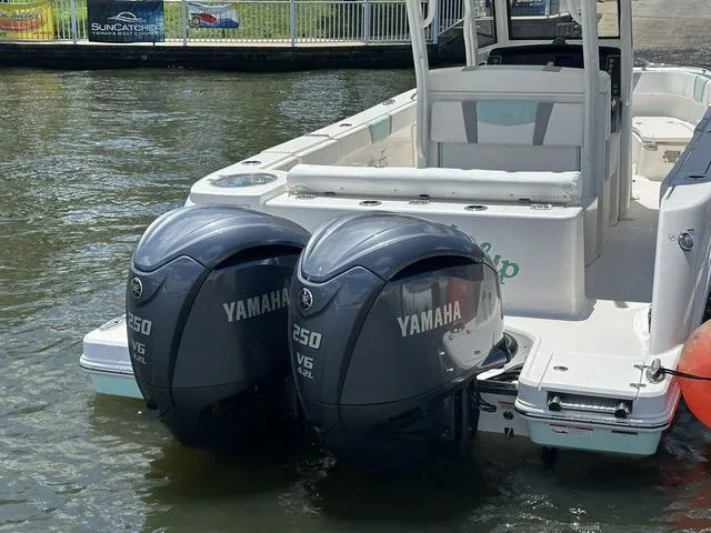 Slide: The Image of Robalo R272 Center Console 2022 - 5