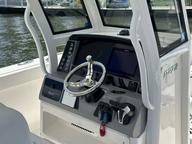 Slide: The Image of Robalo R272 Center Console 2022 - 7
