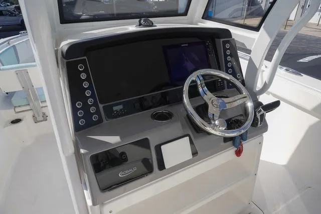 Slide: The Image of Robalo R272 Center Console 2022 - 9