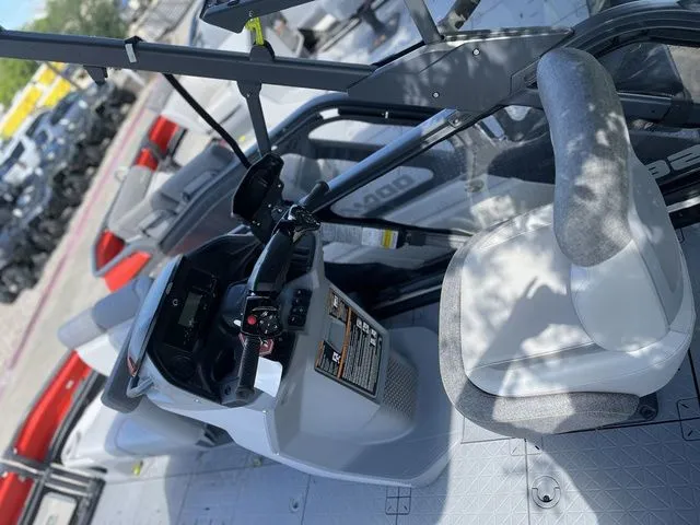 Slide: The Image of Sea-Doo Switch™ Cruise 18 - 230 Hp Galvanized 2025 - 10