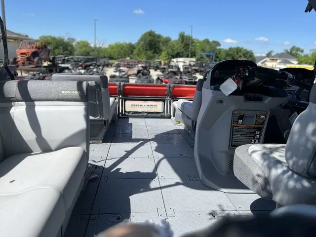 Slide: The Image of Sea-Doo Switch™ Cruise 18 - 230 Hp Galvanized 2025 - 11