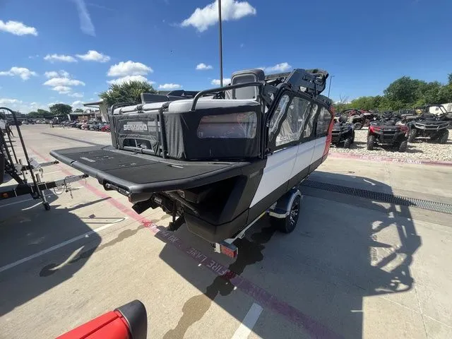 Slide: The Image of Sea-Doo Switch™ Cruise 18 - 230 Hp Galvanized 2025 - 8