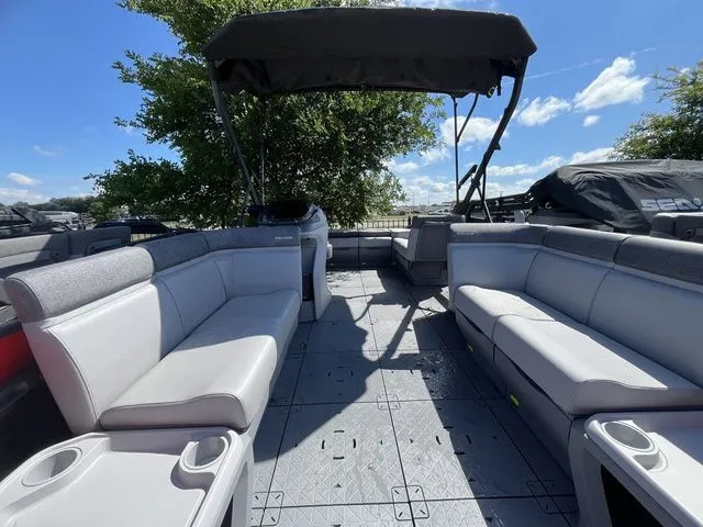 Slide: The Image of Sea-Doo Switch™ Cruise 18 - 230 Hp Galvanized 2025 - 9