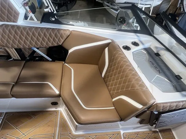 Slide: The Image of Tigé 24RZX 2025 - 10