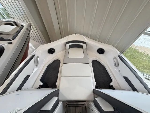 Slide: The Image of Yamaha 195S 2025 - 23