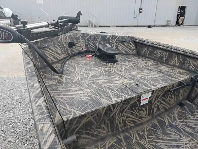 Slide: The Image of Lowe Roughneck 1650SC 2017 - 3