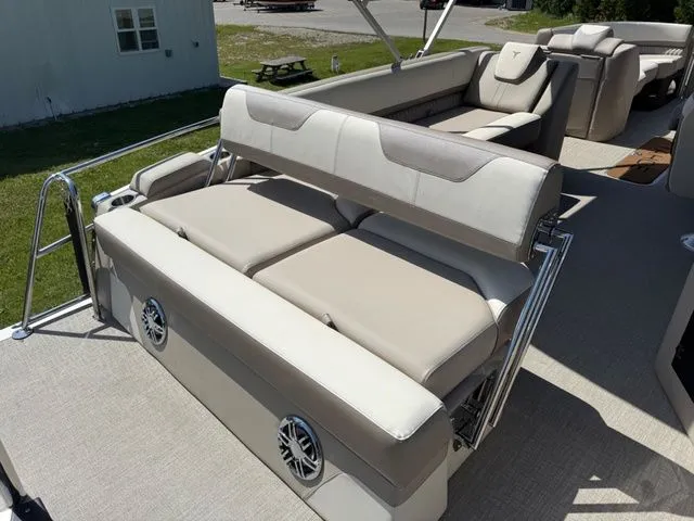 Slide: The Image of Tahoe 2385 CASCADE CRUISE REAR BENCH 2025 - 10