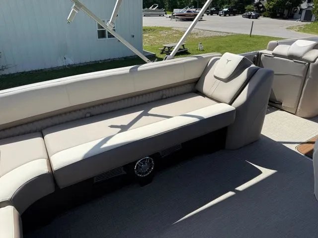 Slide: The Image of Tahoe 2385 CASCADE CRUISE REAR BENCH 2025 - 13