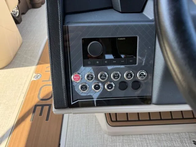 Slide: The Image of Tahoe 2385 CASCADE CRUISE REAR BENCH 2025 - 18