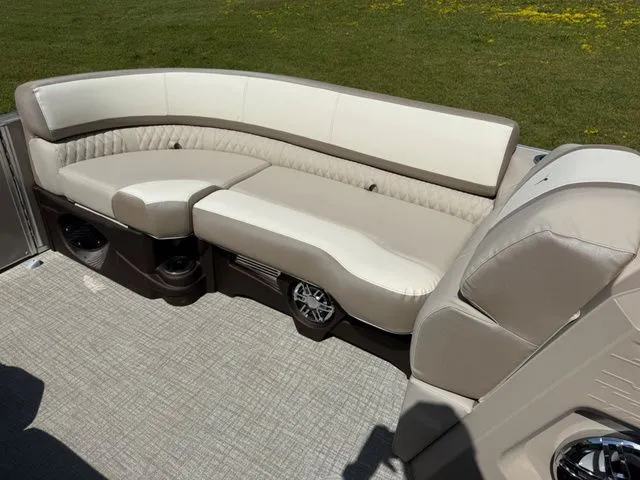 Slide: The Image of Tahoe 2385 CASCADE CRUISE REAR BENCH 2025 - 23