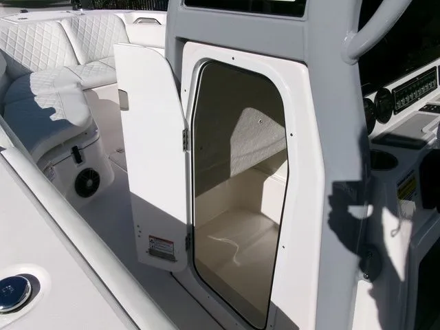 Slide: The Image of Sea Fox 228 Commander 2025 - 19