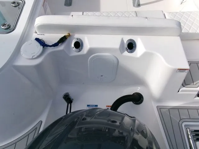 Slide: The Image of Sea Fox 228 Commander 2025 - 32