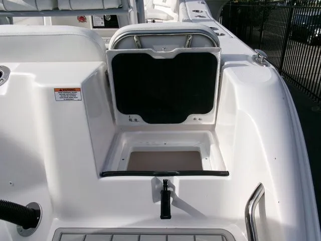 Slide: The Image of Sea Fox 228 Commander 2025 - 34