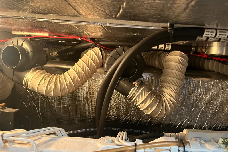 Slide: The Image of Cruisers 4450 Express Motoryacht 2000 - 77