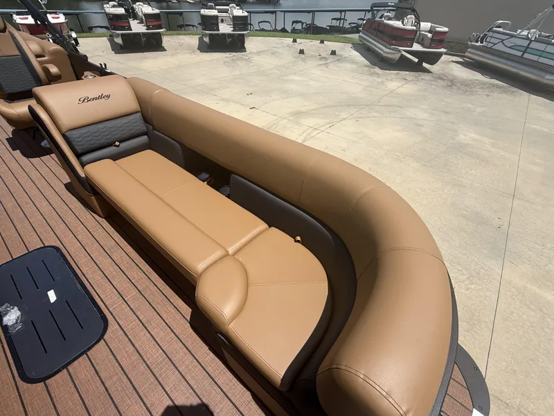 Slide: The Image of Bentley Pontoons Elite Admiral 253 2026 - 11
