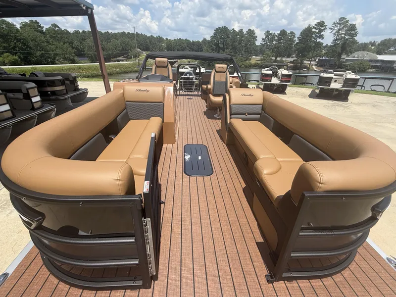 Slide: The Image of Bentley Pontoons Elite Admiral 253 2026 - 4