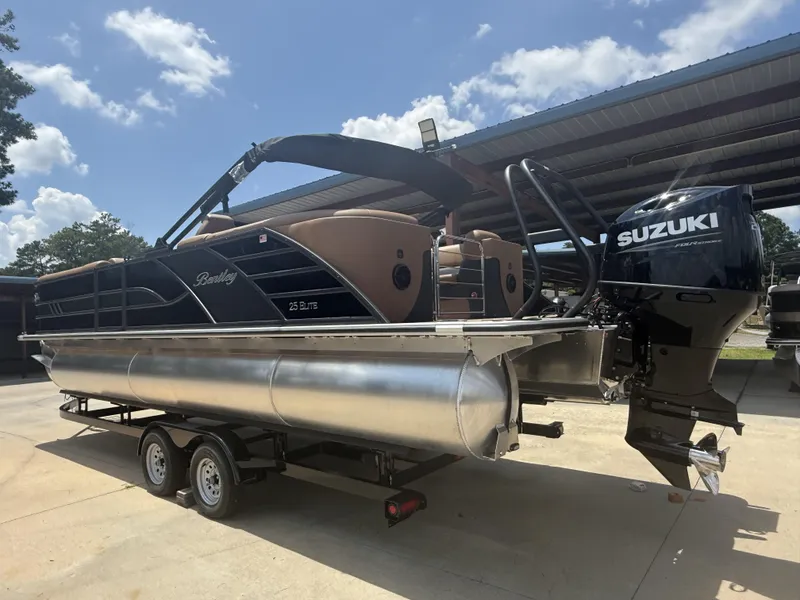 Slide: The Image of Bentley Pontoons Elite Admiral 253 2026 - 9