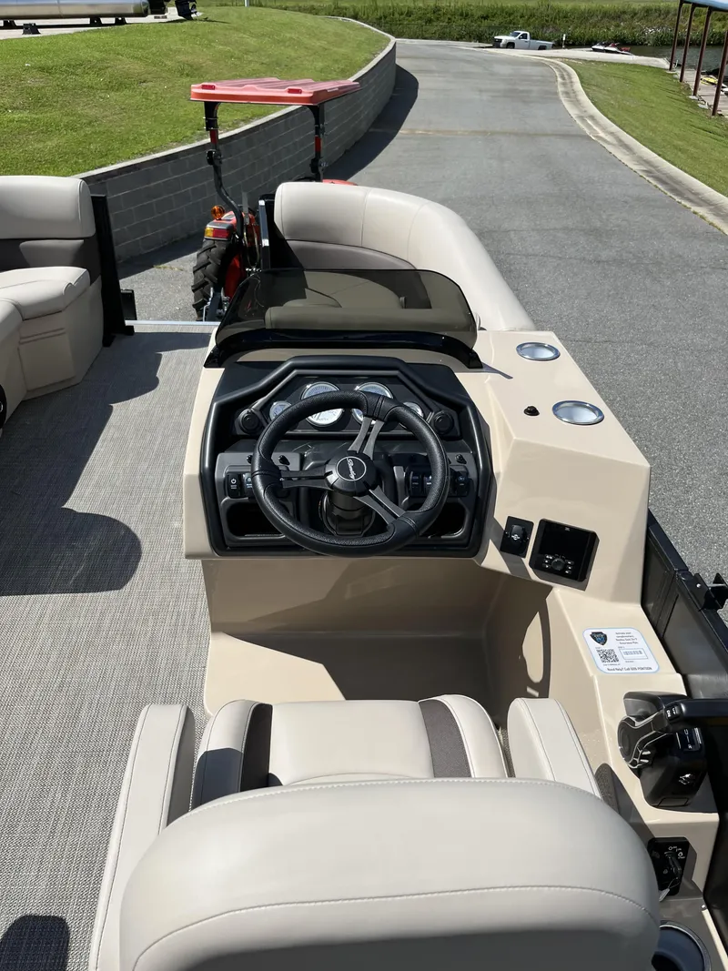 Slide: The Image of Bentley Pontoons Legacy 223 Swingback 3/4 Tube 2026 - 10