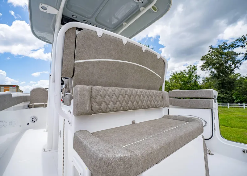 Slide: The Image of Sea Hunt Ultra 255 SE 2026 - 12