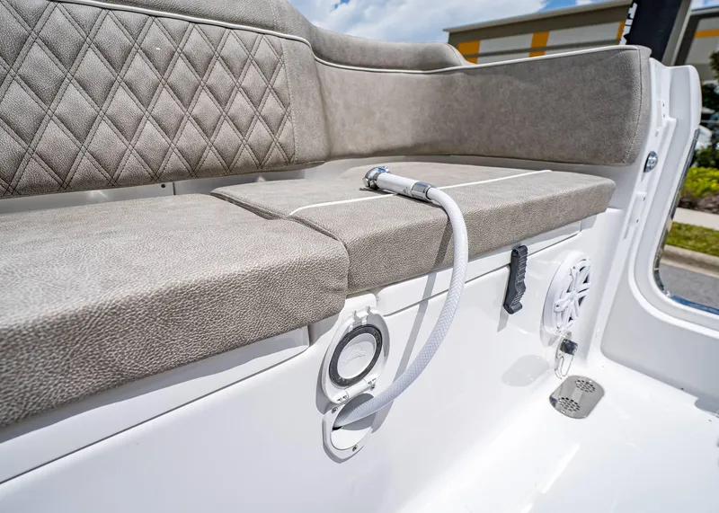 Slide: The Image of Sea Hunt Ultra 255 SE 2026 - 15