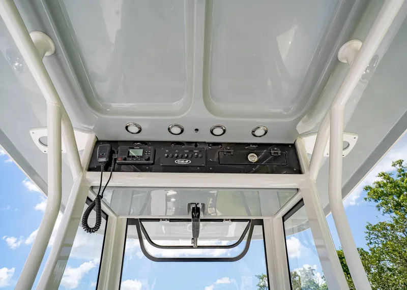 Slide: The Image of Sea Hunt Ultra 255 SE 2026 - 21