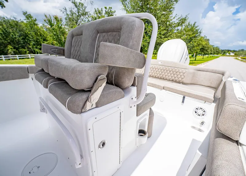 Slide: The Image of Sea Hunt Ultra 255 SE 2026 - 24