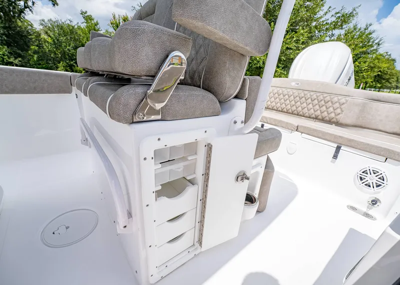 Slide: The Image of Sea Hunt Ultra 255 SE 2026 - 27