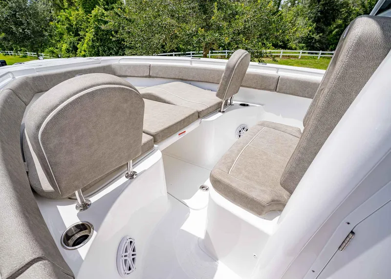 Slide: The Image of Sea Hunt Ultra 255 SE 2026 - 31