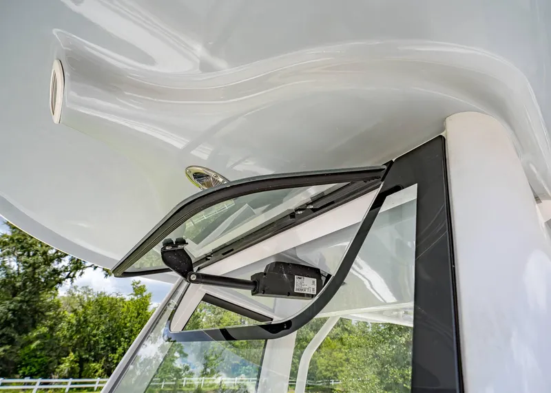 Slide: The Image of Sea Hunt Ultra 255 SE 2026 - 32