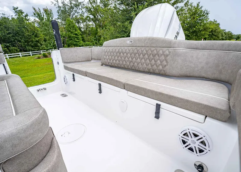 Slide: The Image of Sea Hunt Ultra 255 SE 2026 - 8