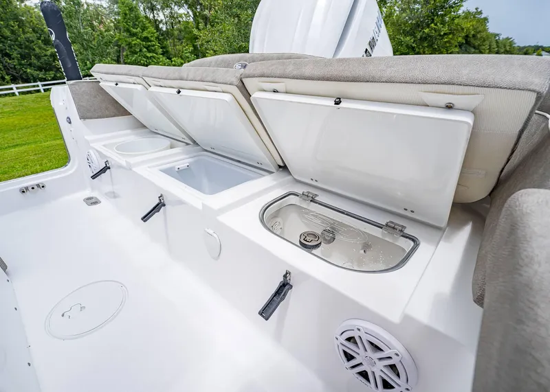 Slide: The Image of Sea Hunt Ultra 255 SE 2026 - 9