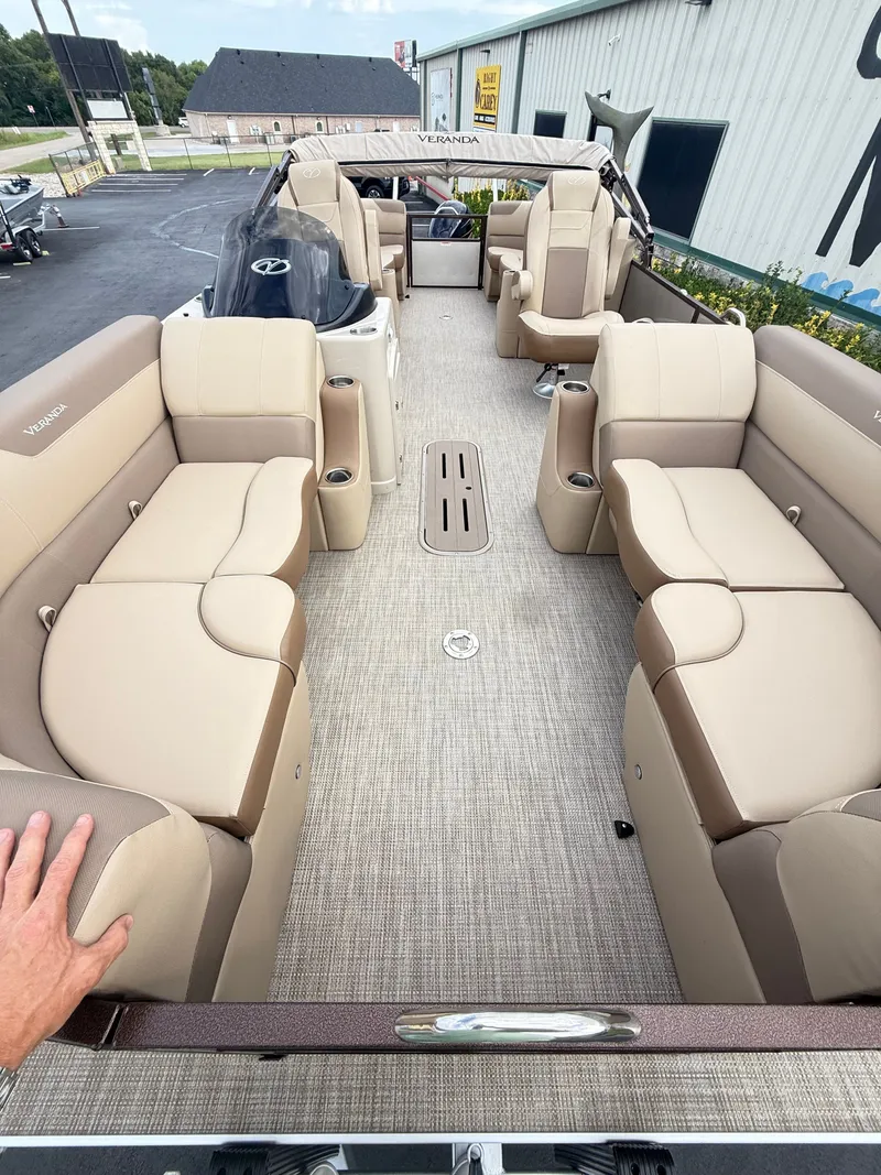 Slide: The Image of Veranda VR22RC 2025 - 11