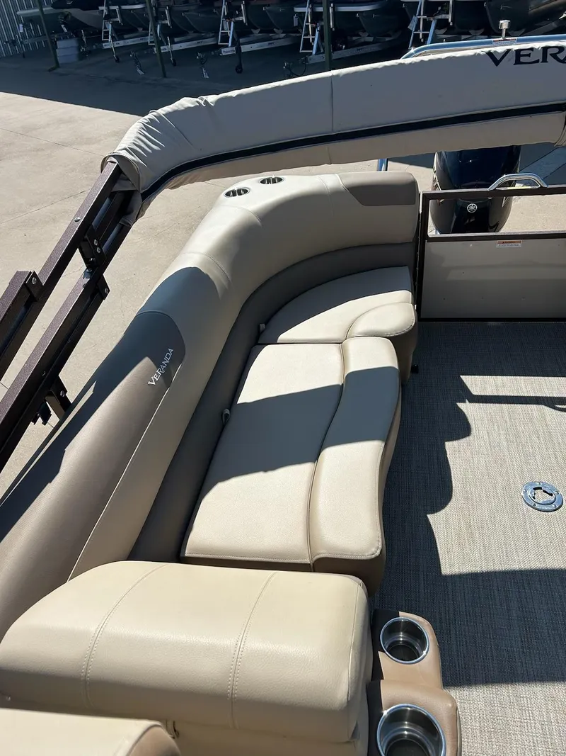 Slide: The Image of Veranda VR22RC 2025 - 17