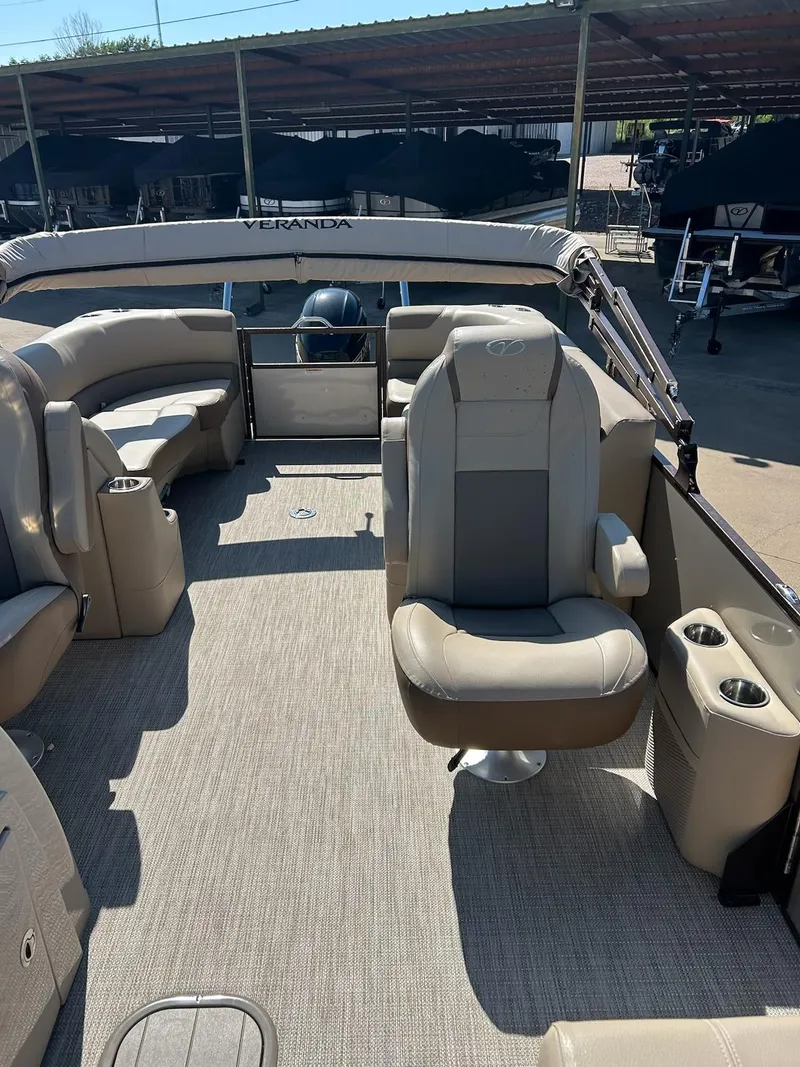 Slide: The Image of Veranda VR22RC 2025 - 18