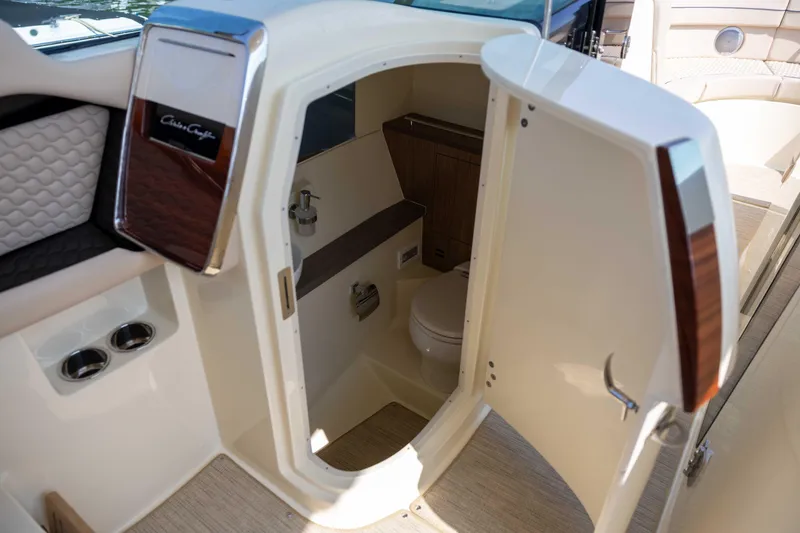 Slide: The Image of Chris-Craft Launch 35 GT 2026 - 15