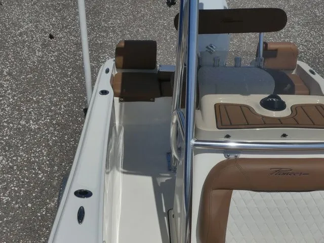 Slide: The Image of Pioneer Islander 180 2023 - 16