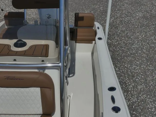 Slide: The Image of Pioneer Islander 180 2023 - 17