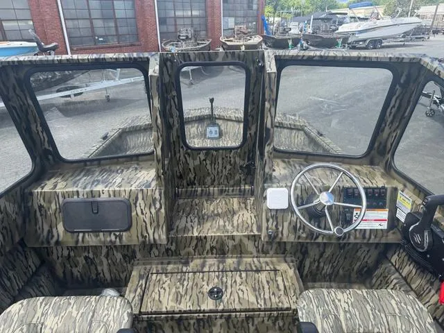 Slide: The Image of SeaArk 2272 MVT Flatcat 2026 - 10